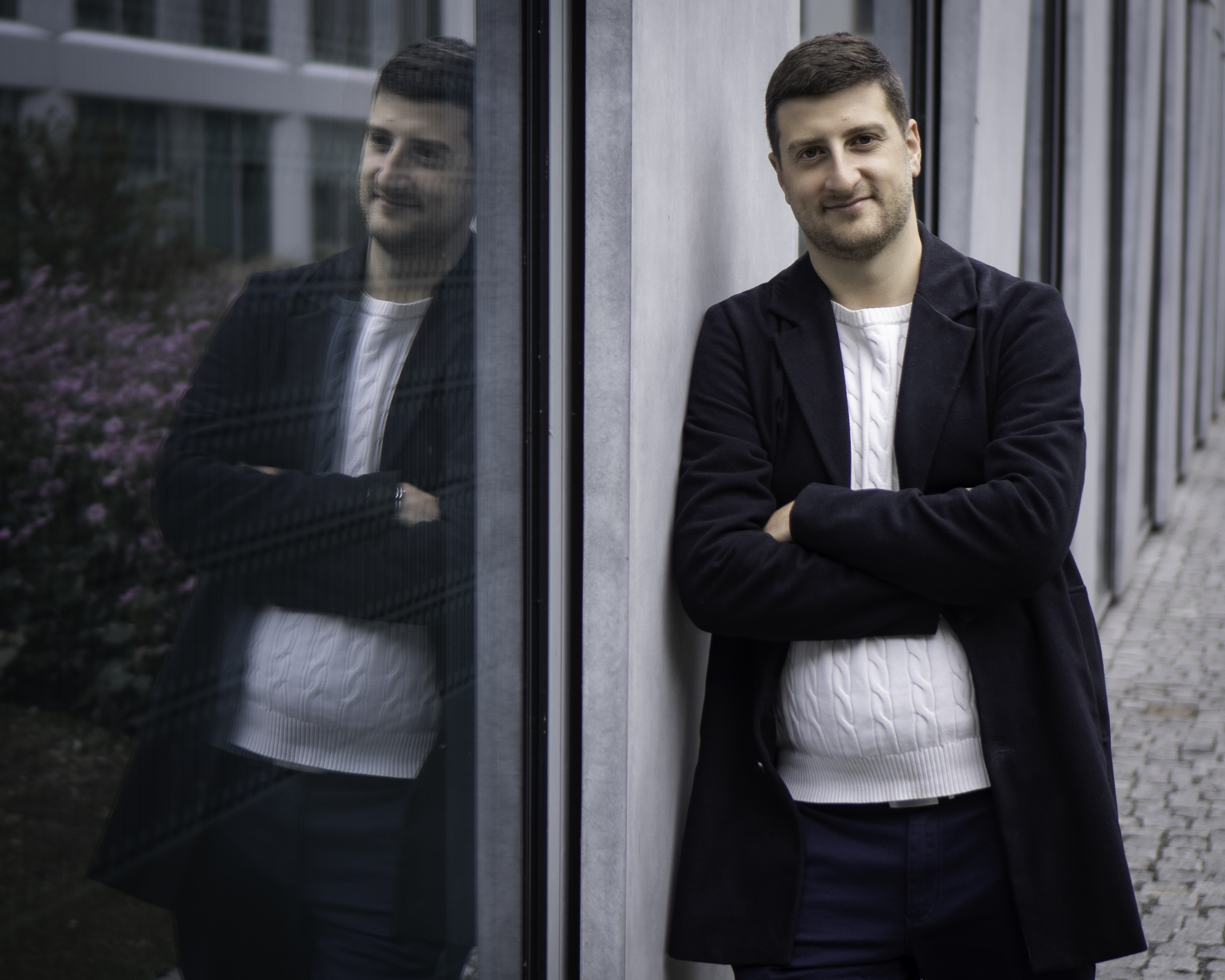Business portrét s odrazem ve skle
