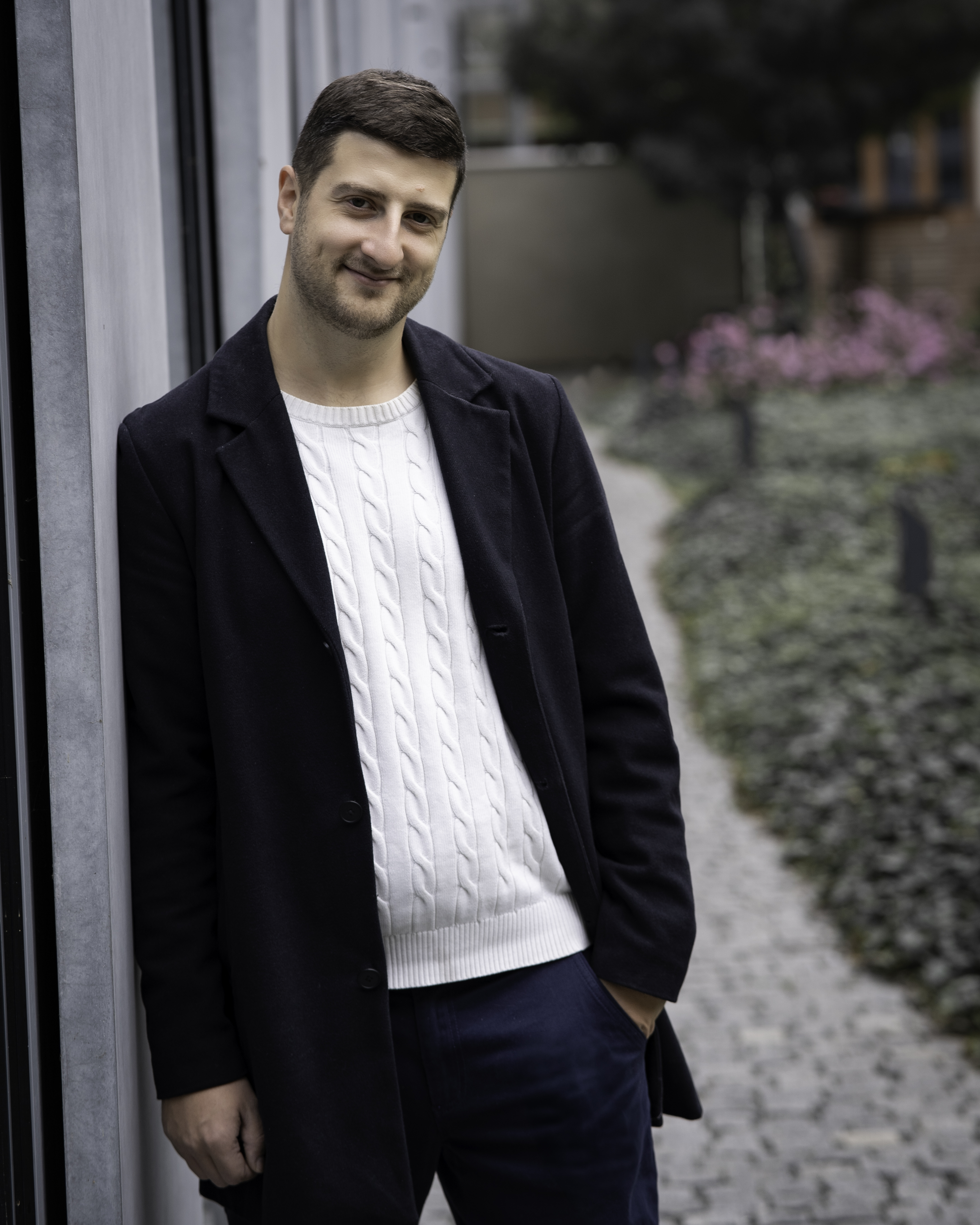Portrét s úsměvem u městské fasády