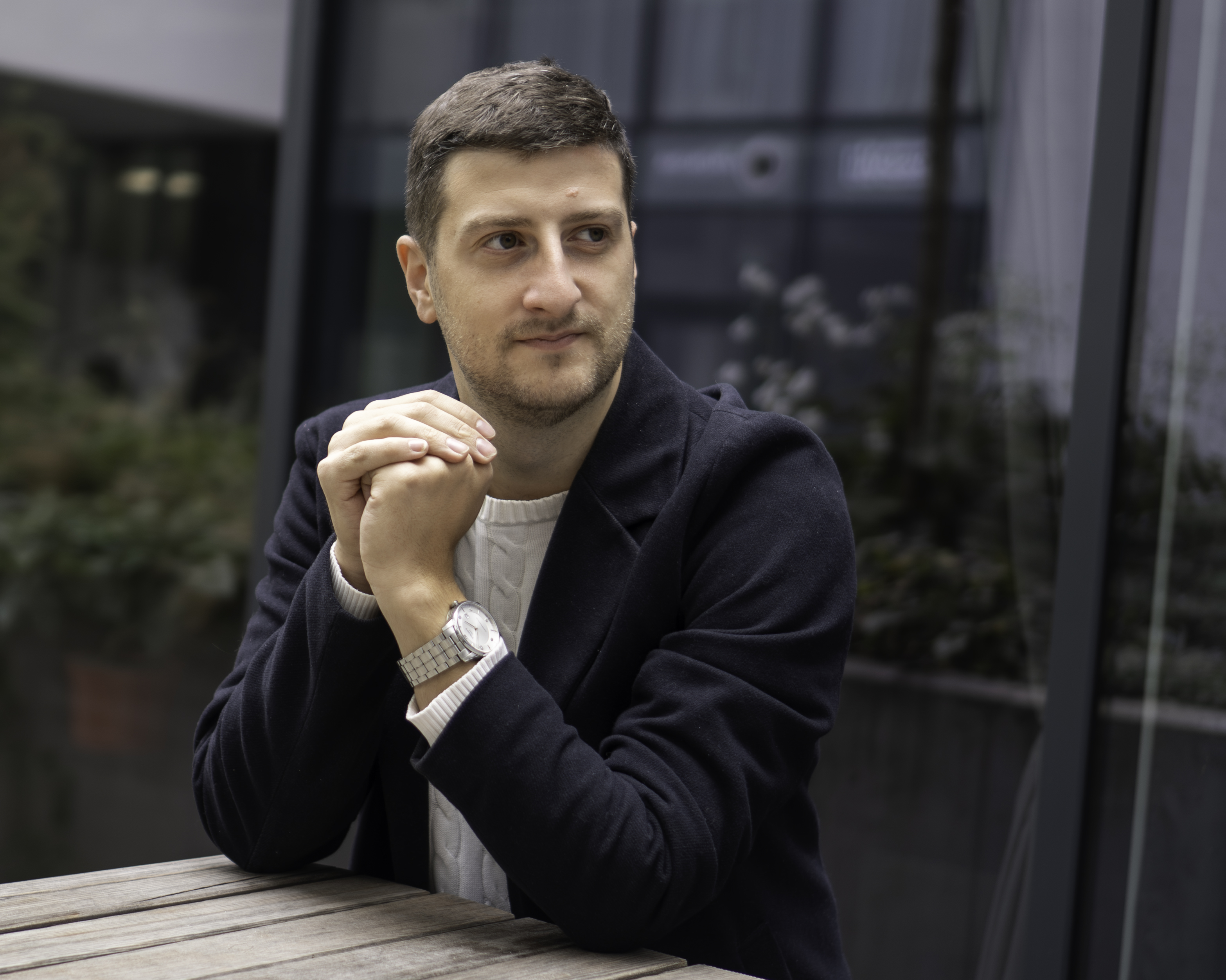 Klidný business portrét s pohledem stranou